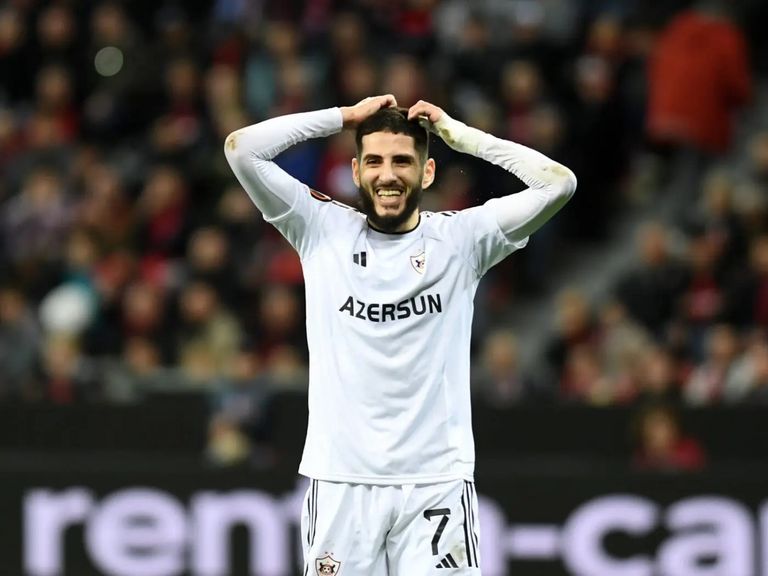 ياسين بنزية ياسين بنزية نجم منتخب الجزائر