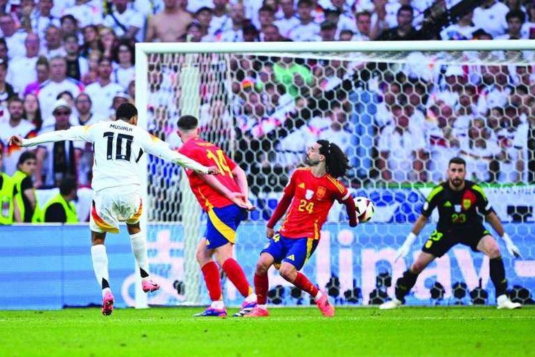 لمسة يد كوكوريلا في مباراة إسبانيا وألمانيا لمسة يد كوكوريلا في مباراة إسبانيا وألمانيا