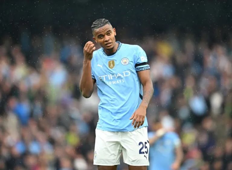 مانويل أكانجي مدافع مانشستر سيتي جانب من مباراة مانشستر سيتي وأرسنال