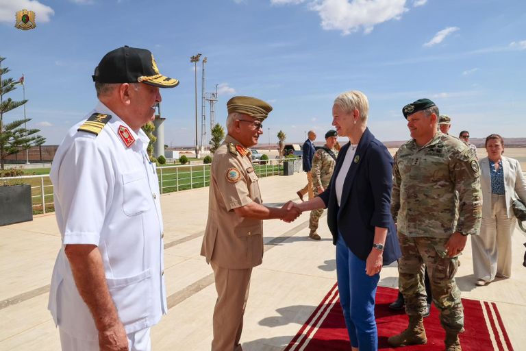 جانب من زيارة الوفد العسكري الأمريكي لمدينة بنغازي شرق ليبيا