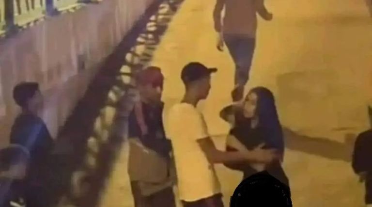 الشباب يتحرشون بالفتاة في أحد شوارع طنجة