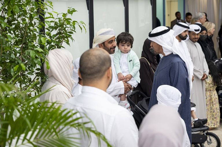 الشيخ محمد بن زايد آل نهيان خلال زيارته للمستشفى