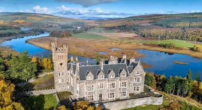 القصر المعروض للبيع