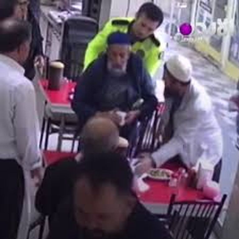 إنقاذ شخص من الاختناق بمناورة هيمليك
