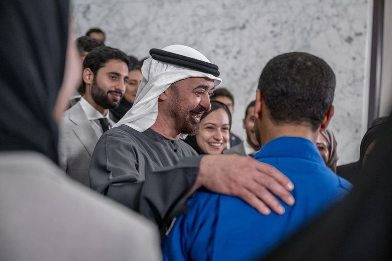 الشيخ محمد بن زايد آل نهيان خلال لقائه عددا من طلبة الإمارات الدارسين في أمريكا
