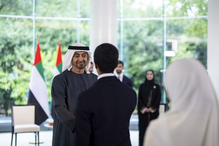 الشيخ محمد بن زايد آل نهيان خلال لقائه عددا من طلبة الإمارات الدارسين في أمريكا