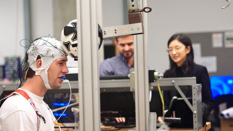 ضرب الكرة بالرأس يترك تأثيرات قابلة للقياس على وظائف المخ