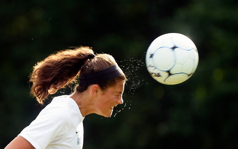 ضرب الكرة بالرأس يترك تأثيرات قابلة للقياس على وظائف المخ