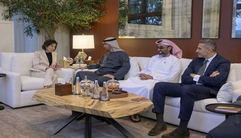 الشيخ محمد بن زايد آل نهيان خلال لقائه وزيرة التجارة الأمريكية