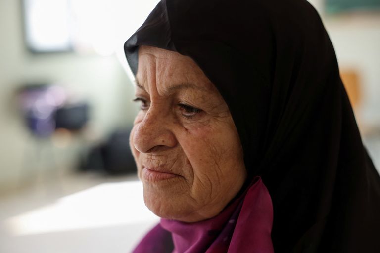 نازحون يركبون شاحنة صغيرة في بيروت