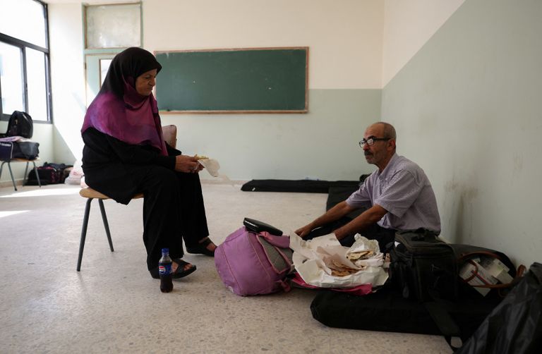 نازحون يركبون شاحنة صغيرة في بيروت