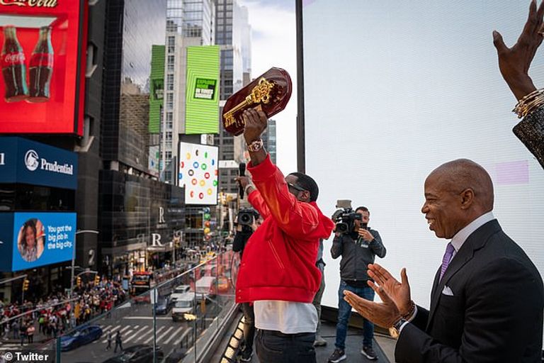 عمدة نيويورك يمنح