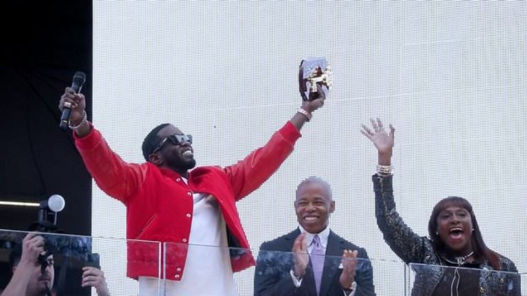 عمدة نيويورك يمنح