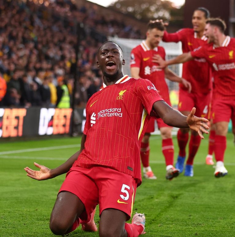 كوناتي إبراهيما كوناتي مدافع ليفربول يسجل ضد ولفرهامبتون