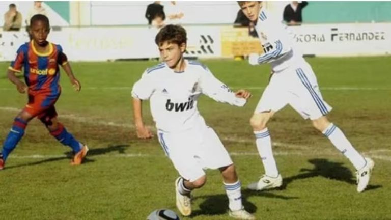 جوليان ألفاريز بقميص ريال مدريد جوليان ألفاريز بقميص أتلتيكو مدريد
