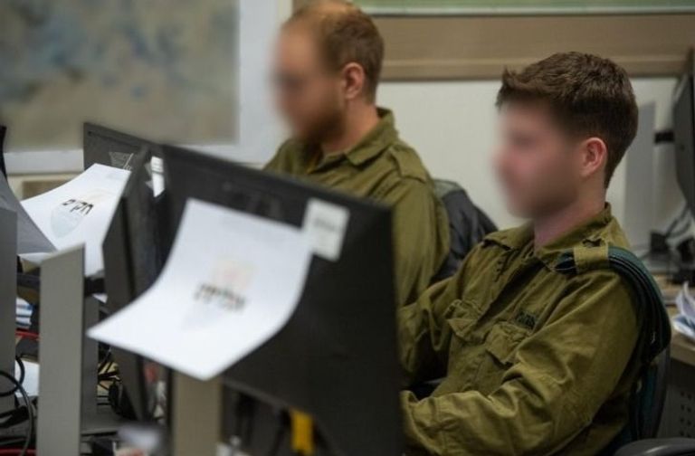 أحد عناصر الوحدة 9900