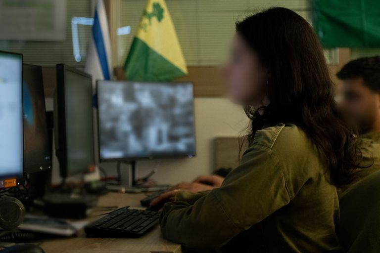 أحد عناصر الوحدة 9900