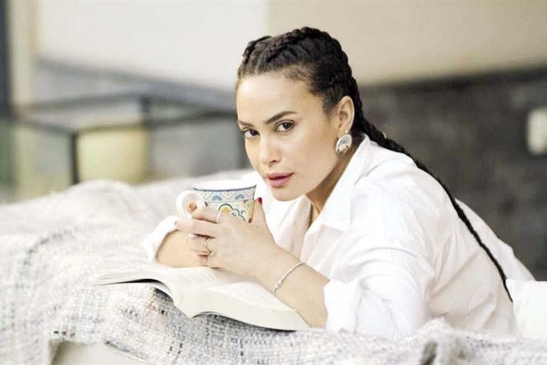 محمود الليثي وهند صبري في البحث عن علا