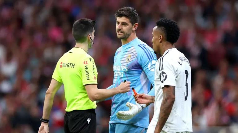 تيبو كورتوا والحكم وإيدير ميليتاو تيبو كورتوا ودييغو سيميوني