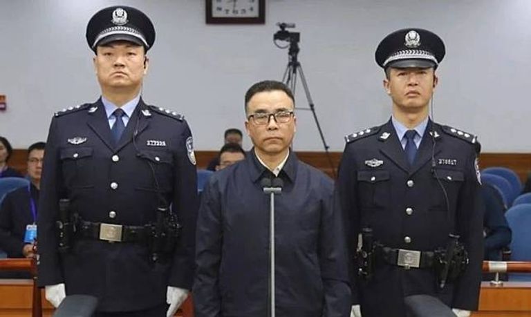 رئيس بنك الصين السابق وخطيبة ابنه