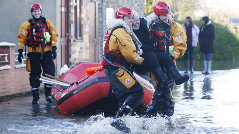 ارتباك الحياة في إنجلترا بسبب الأمطار