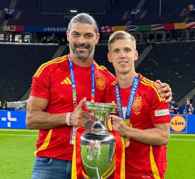 أولمو ووكيله داني أولمو مع إدارة برشلونة في أثناء فترته الأولى آنذاك