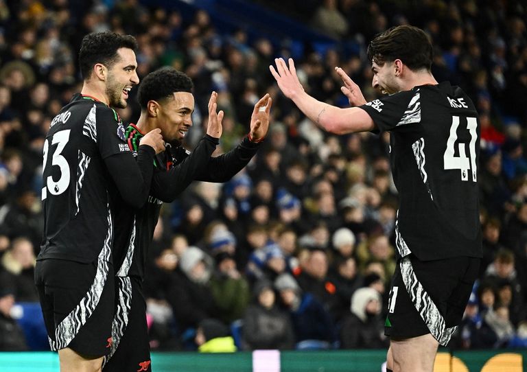 نوانيري في مباراة أرسنال وبرايتون إيثان نوانيري نجم أرسنال