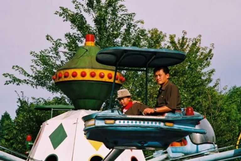 كيم جونغ أون يتفقد متنزه التزلج