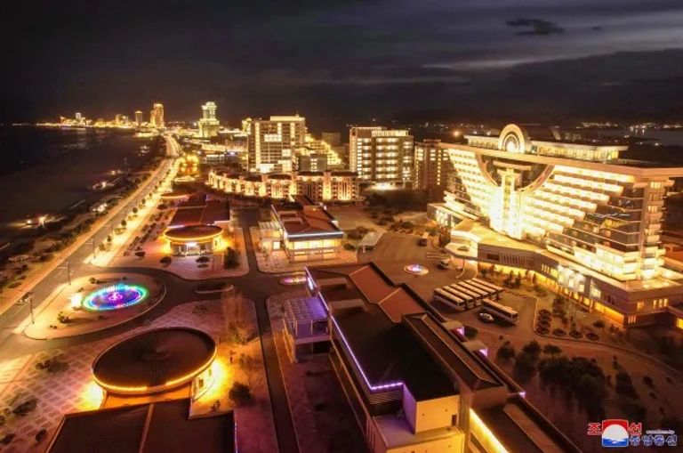 كيم جونغ أون يتفقد متنزه التزلج