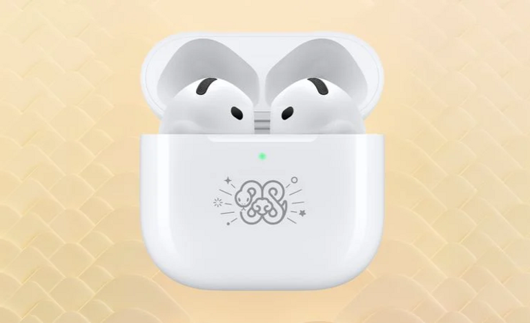 سماعة  «AirPods 4» للاحتفال بعام الأفعى