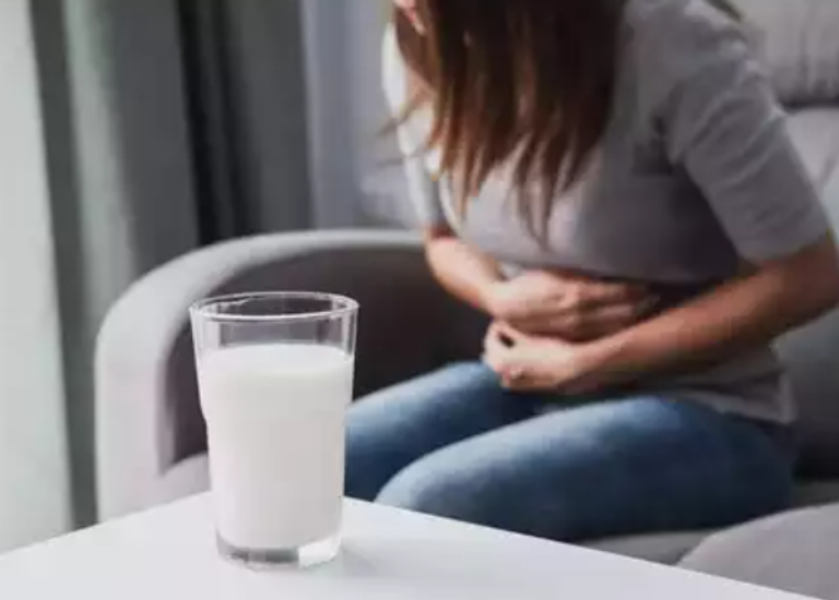 شرب الحليب لا يؤدي إلى زيادة إنتاج البلغم في الجسم