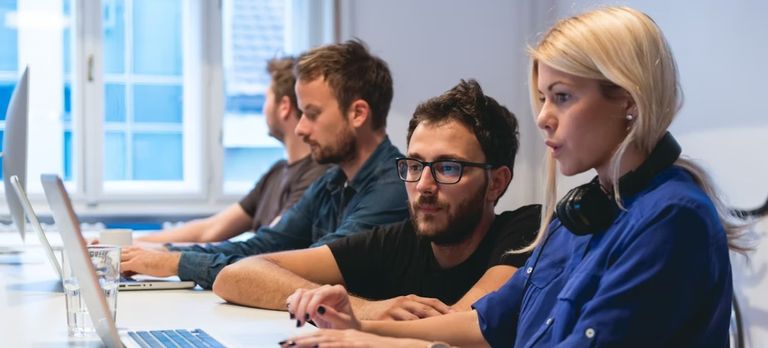 موظفون في العمل - أرشيفية