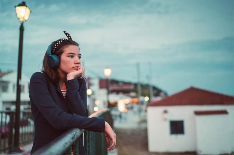 استماع الأغاني الحزينة - أرشيفية