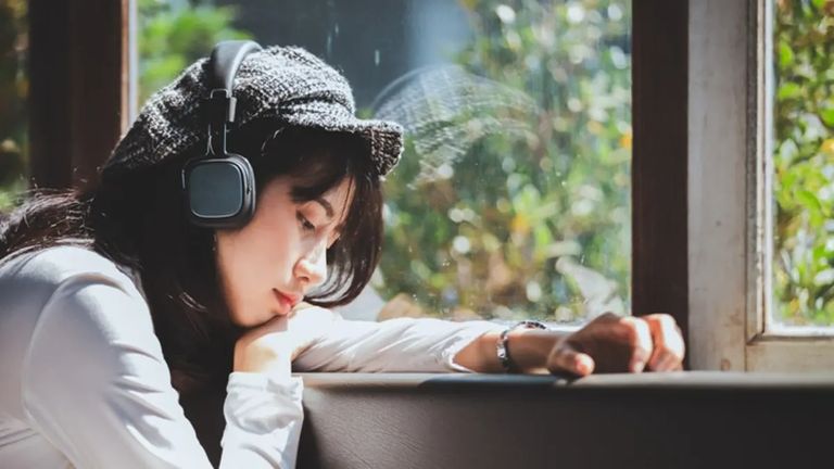 استماع الأغاني الحزينة - أرشيفية