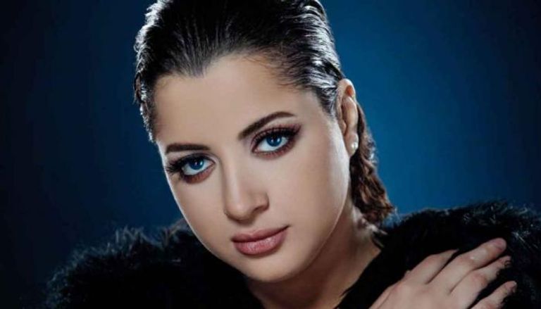 الفنانة منى فاروق