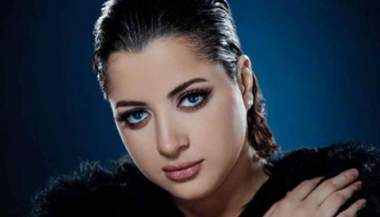 الفنانة منى فاروق