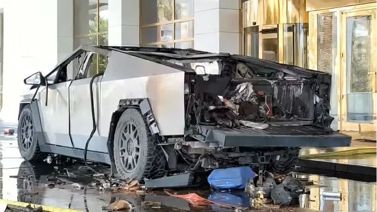 انفجار سيارة أمام مدخل فندق ترامب