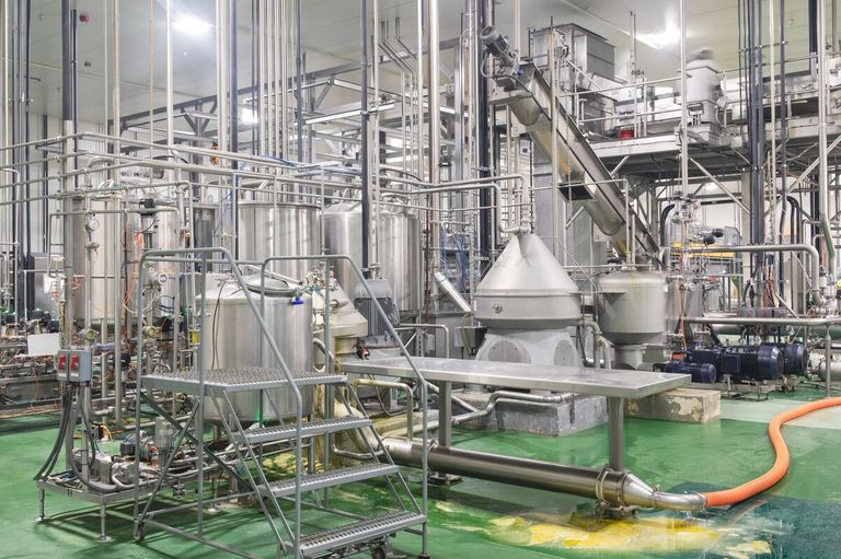 يتم تخزين العصير في أربعة خزانات. أتمتة خطوط إنتاج عصير الليمون