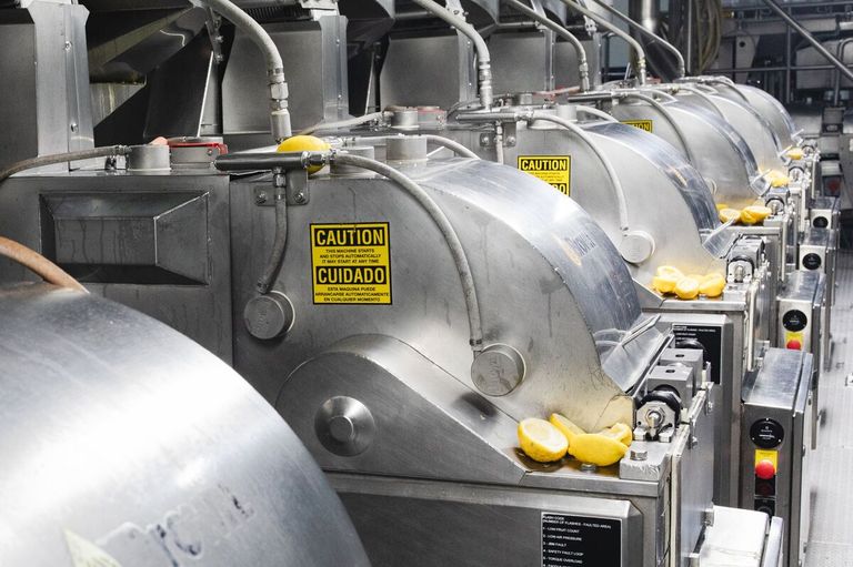 تسعة آلات لاستخراج العصير، تم إعدادها لاستخراج الليمون بأحجام مختلفة، وتقطيع الثمار وتقشيرها. أتمتة خطوط إنتاج عصير الليمون