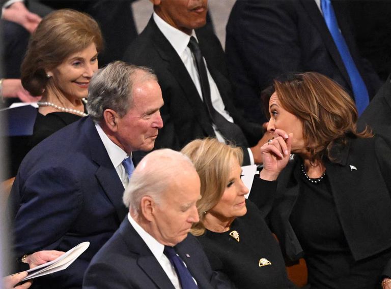 أوباما وبوش في الجنازة