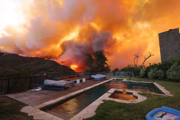 المنازل المتضررة بالأحياء المتميزة حرائق كاليفورنيا