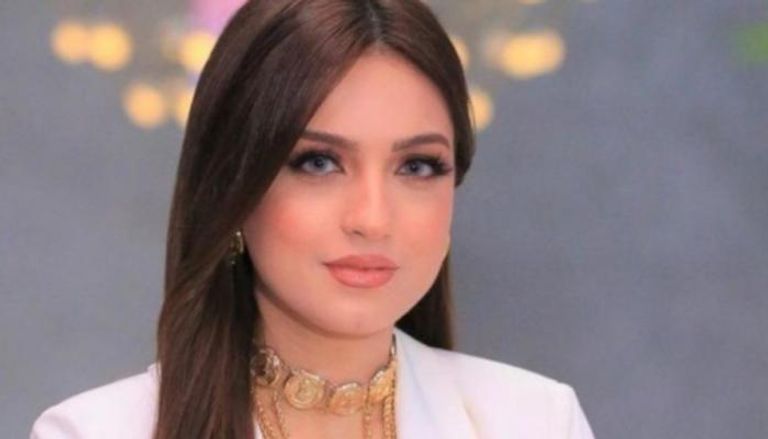 الإعلامية ياسمين عز