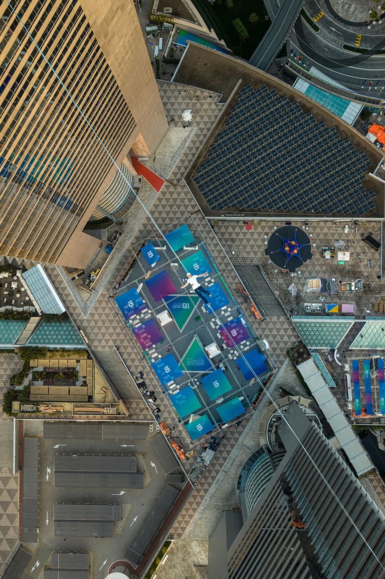 محترف السير على الحبال يان روز يقدم عرضاً مذهلاً