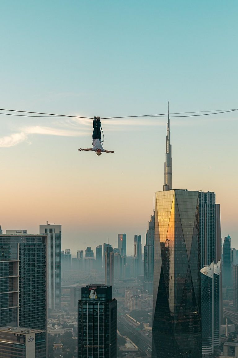 محترف السير على الحبال يان روز يقدم عرضاً مذهلاً