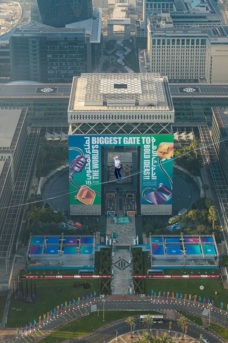 محترف السير على الحبال يان روز يقدم عرضاً مذهلاً