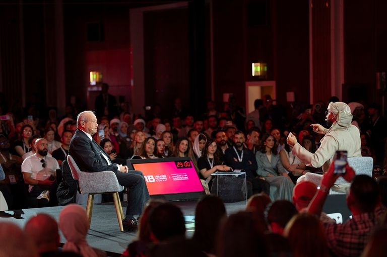 نجيب ساويرس خلال الجلسة في قمة المليار متابع نجيب ساويرس خلال الجلسة في قمة المليار متابع