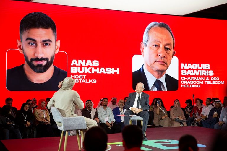 نجيب ساويرس خلال الجلسة في قمة المليار متابع نجيب ساويرس خلال الجلسة في قمة المليار متابع