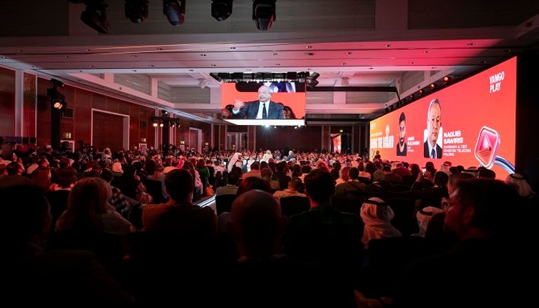 نجيب ساويرس خلال الجلسة في قمة المليار متابع نجيب ساويرس خلال الجلسة في قمة المليار متابع