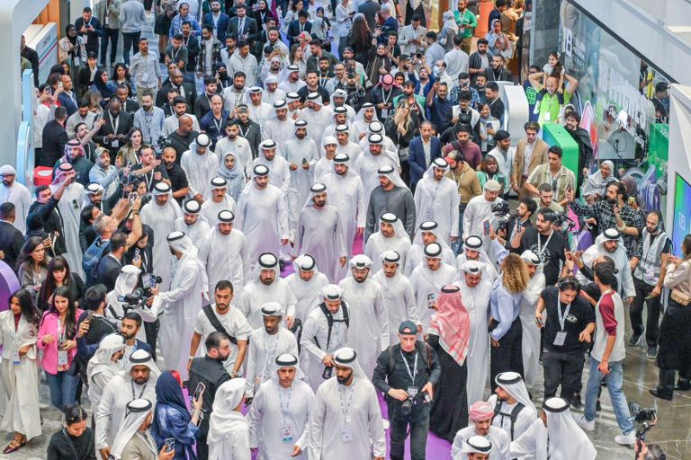 الشيخ محمد بن راشد آل مكتوم في قمة المليار متابع