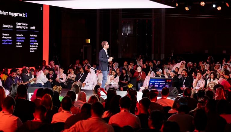 جانب من فعاليات قمة المليار متابع